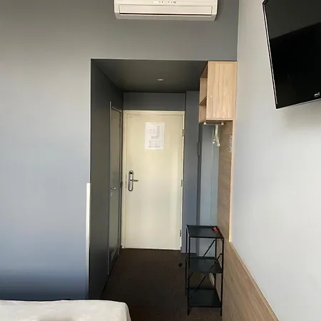 Private In A Building Appartamento